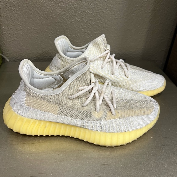 Yeezy Boost 350 V2 
Women’s size 8
Men size 6 1/2 - Picture 3 of 6